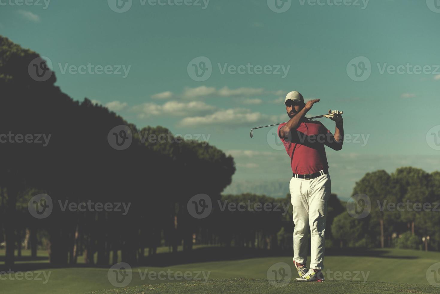 joueur de golf frappant un long coup photo