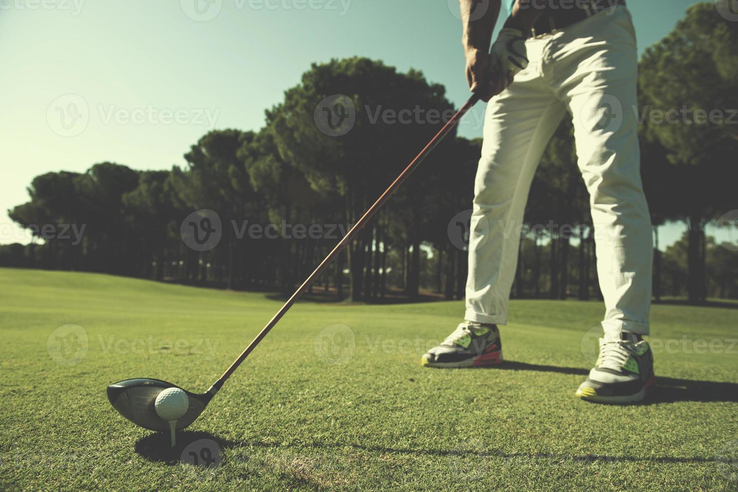 joueur de golf plaçant la balle sur le tee photo