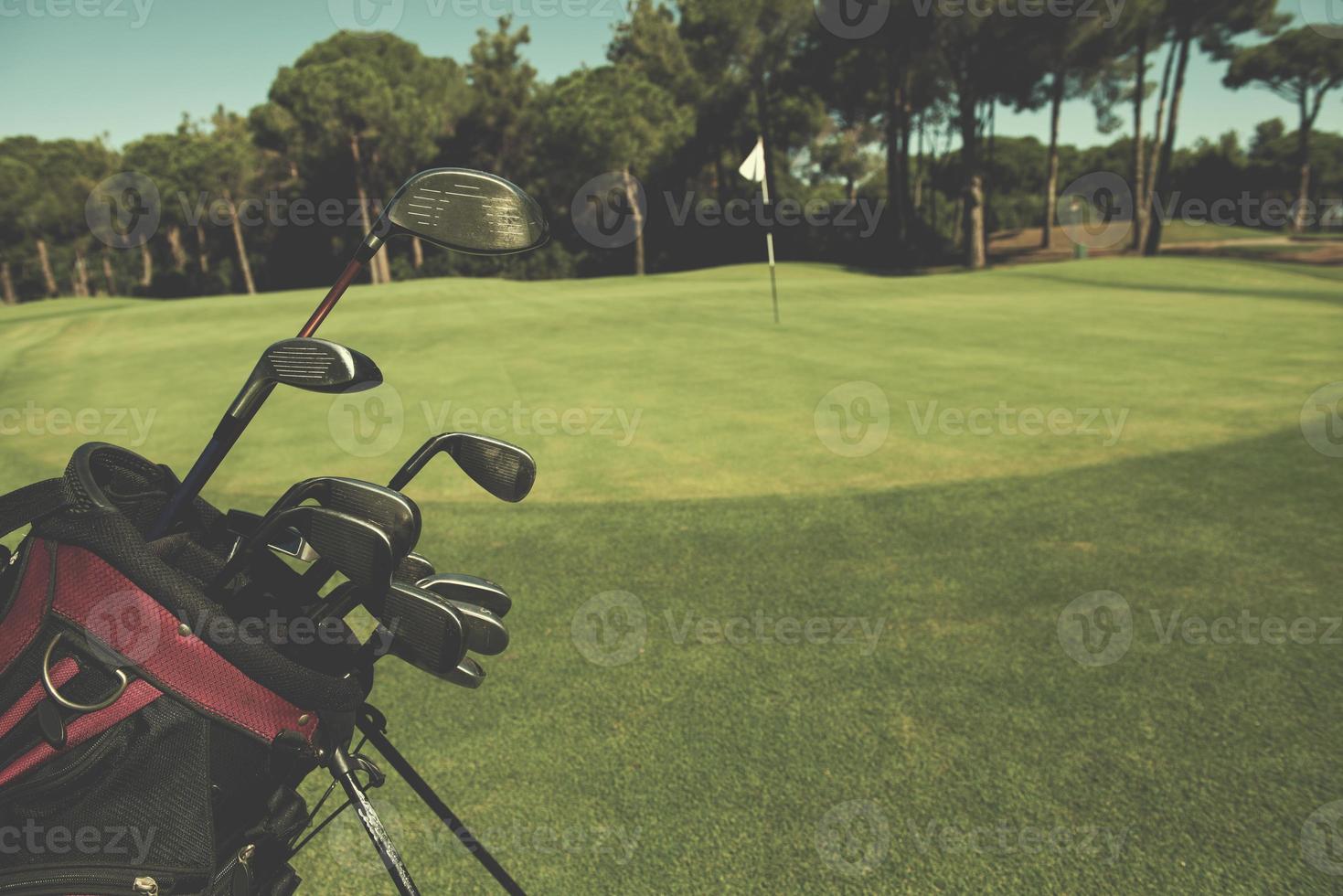 sac de golf en gros plan sur le parcours photo