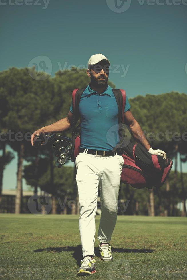 joueur de golf marche et sac de transport photo