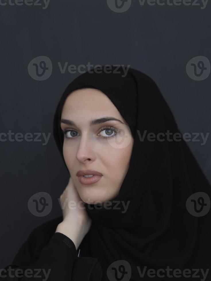 portrait de jeune femme musulmane moderne en abaya noire photo