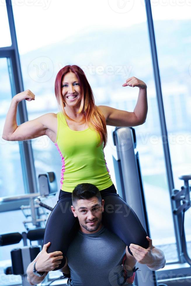 couple à la salle de sport photo