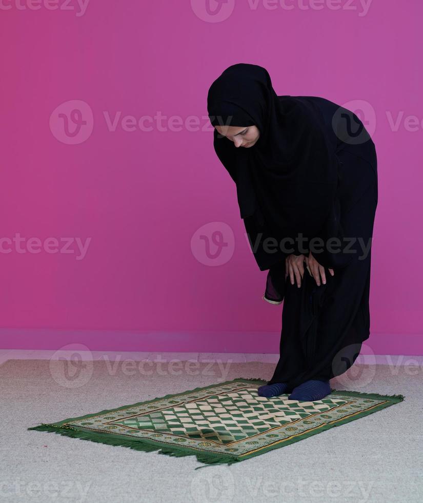 femme musulmane namaz priant allah photo