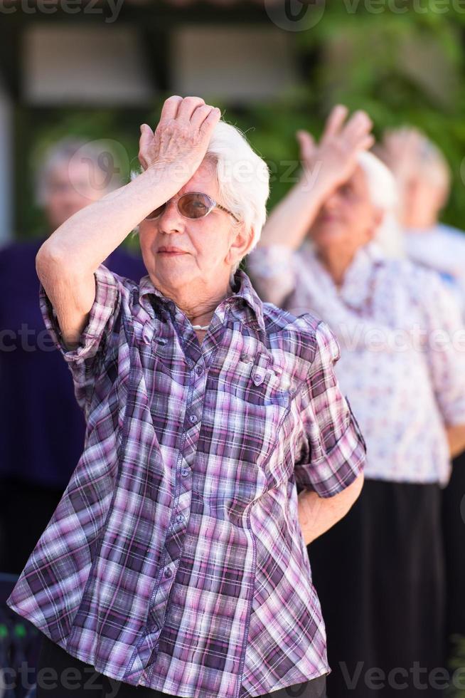 femme âgée faisant de l'exercice avec des amis photo