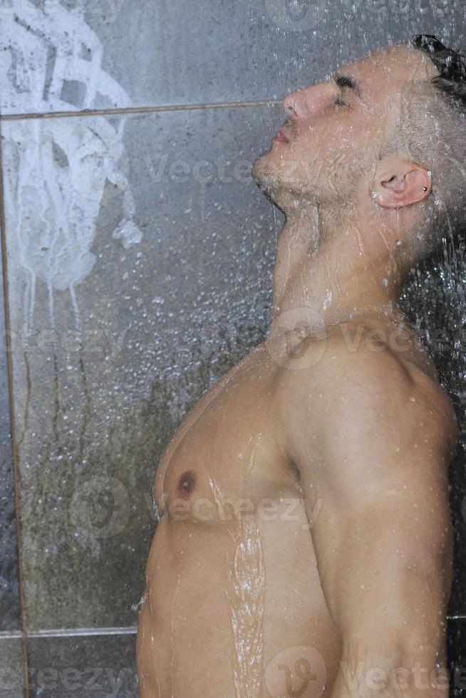 bel homme sous la douche de l'homme photo