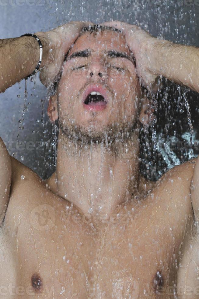 bel homme sous la douche de l'homme photo