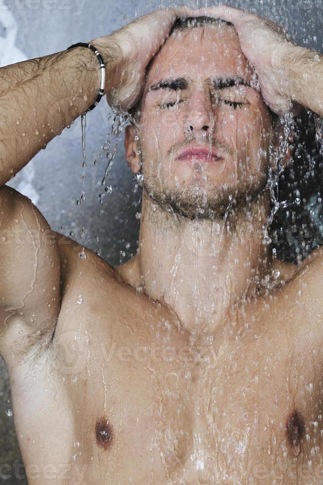 bel homme sous la douche de l'homme photo