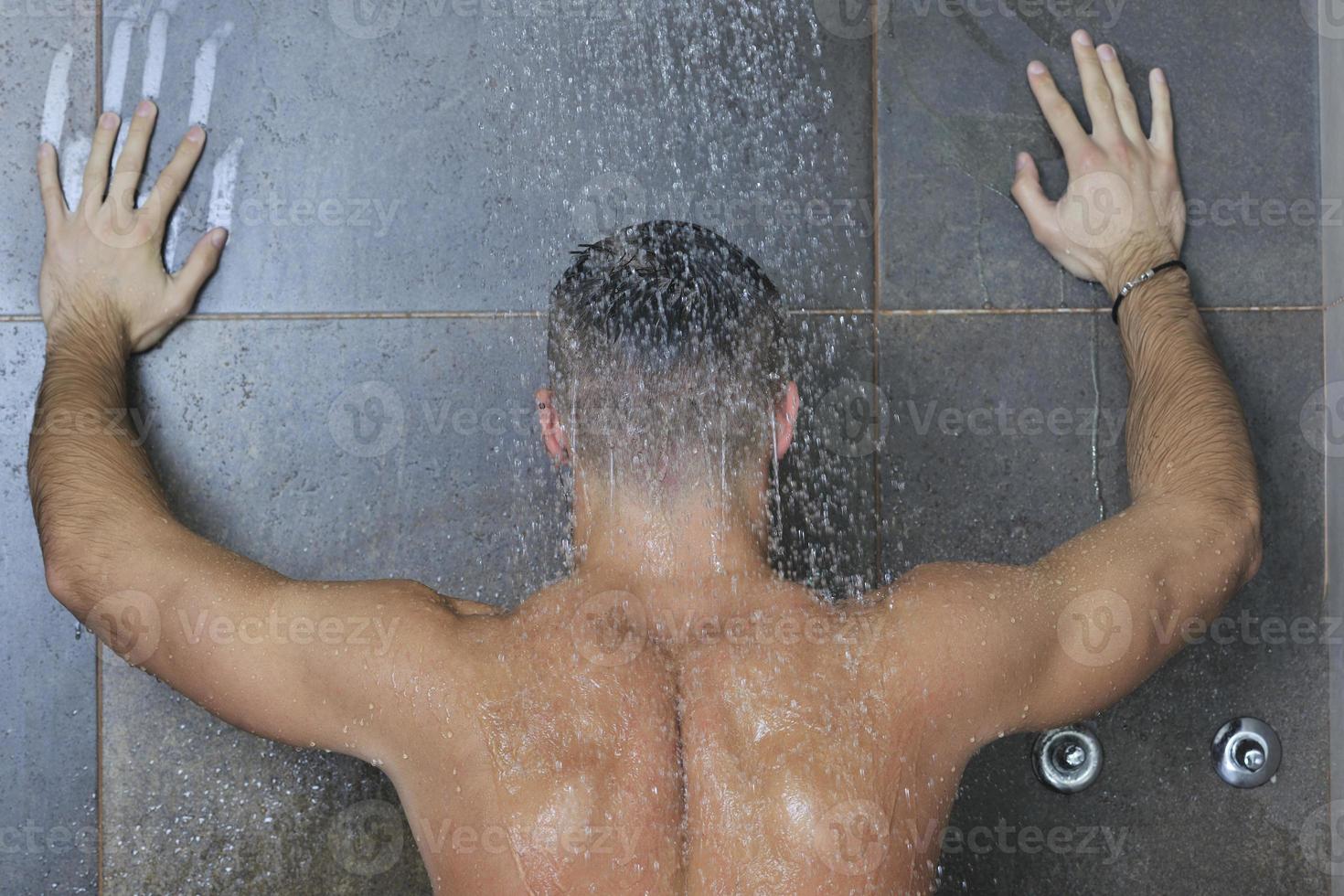 bel homme sous la douche de l'homme photo