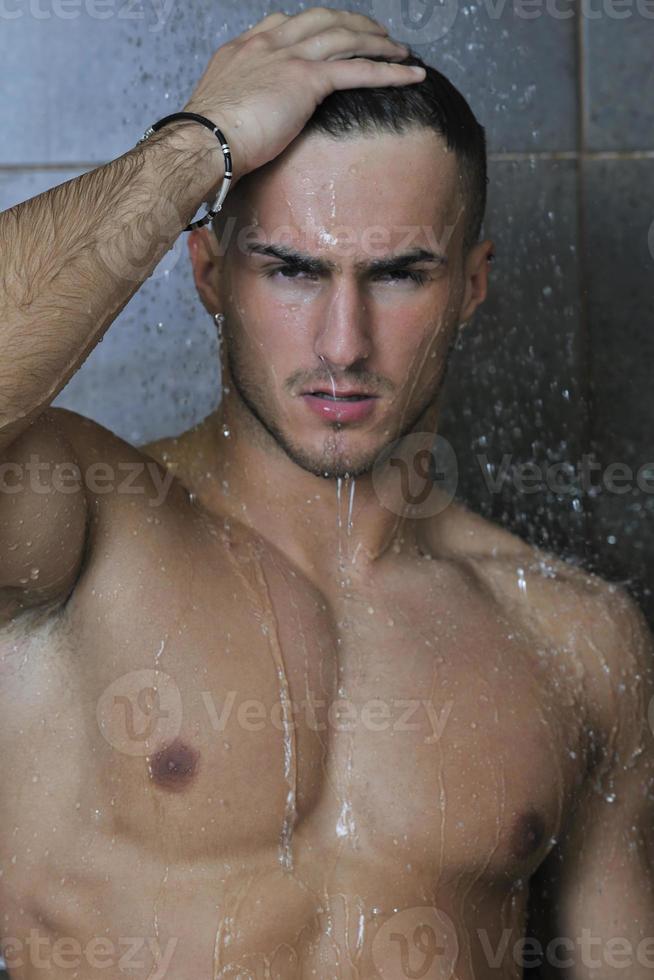 bel homme sous la douche de l'homme photo