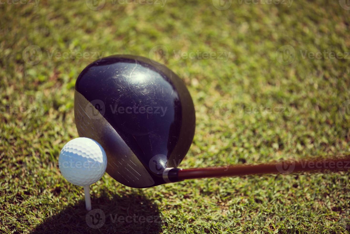 vue de dessus du club de golf et balle dans l'herbe photo