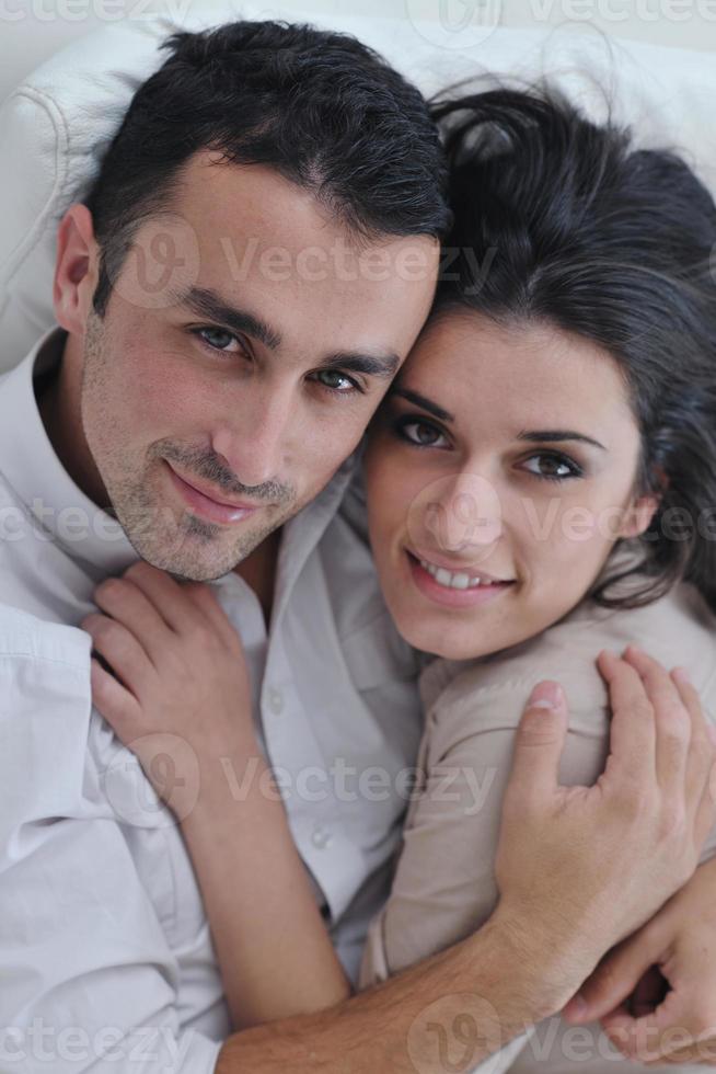 heureux jeune couple se détendre à la maison photo