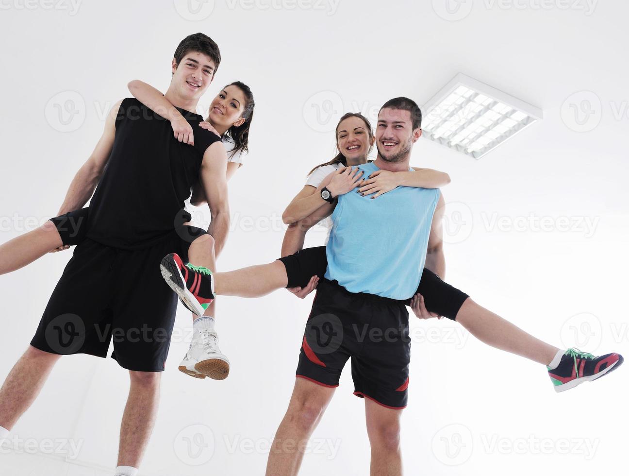 groupe de jeunes dans un club de fitness photo