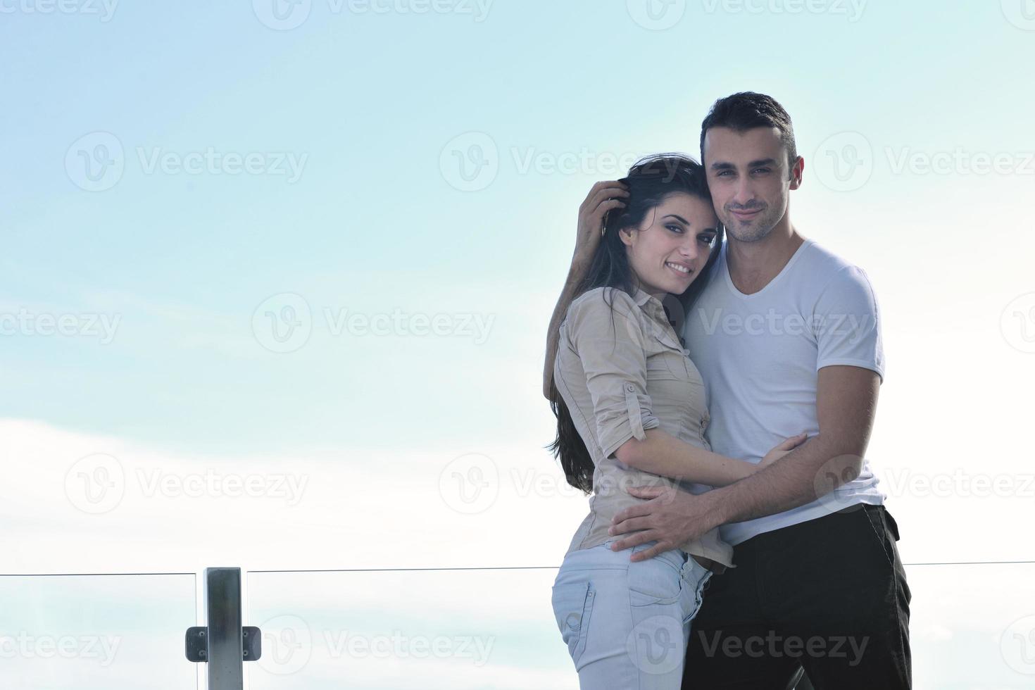 couple se reposant sur un balcon photo