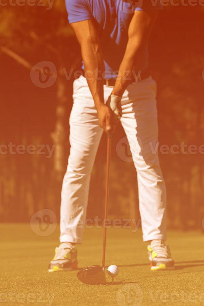 joueur de golf frappant un coup photo