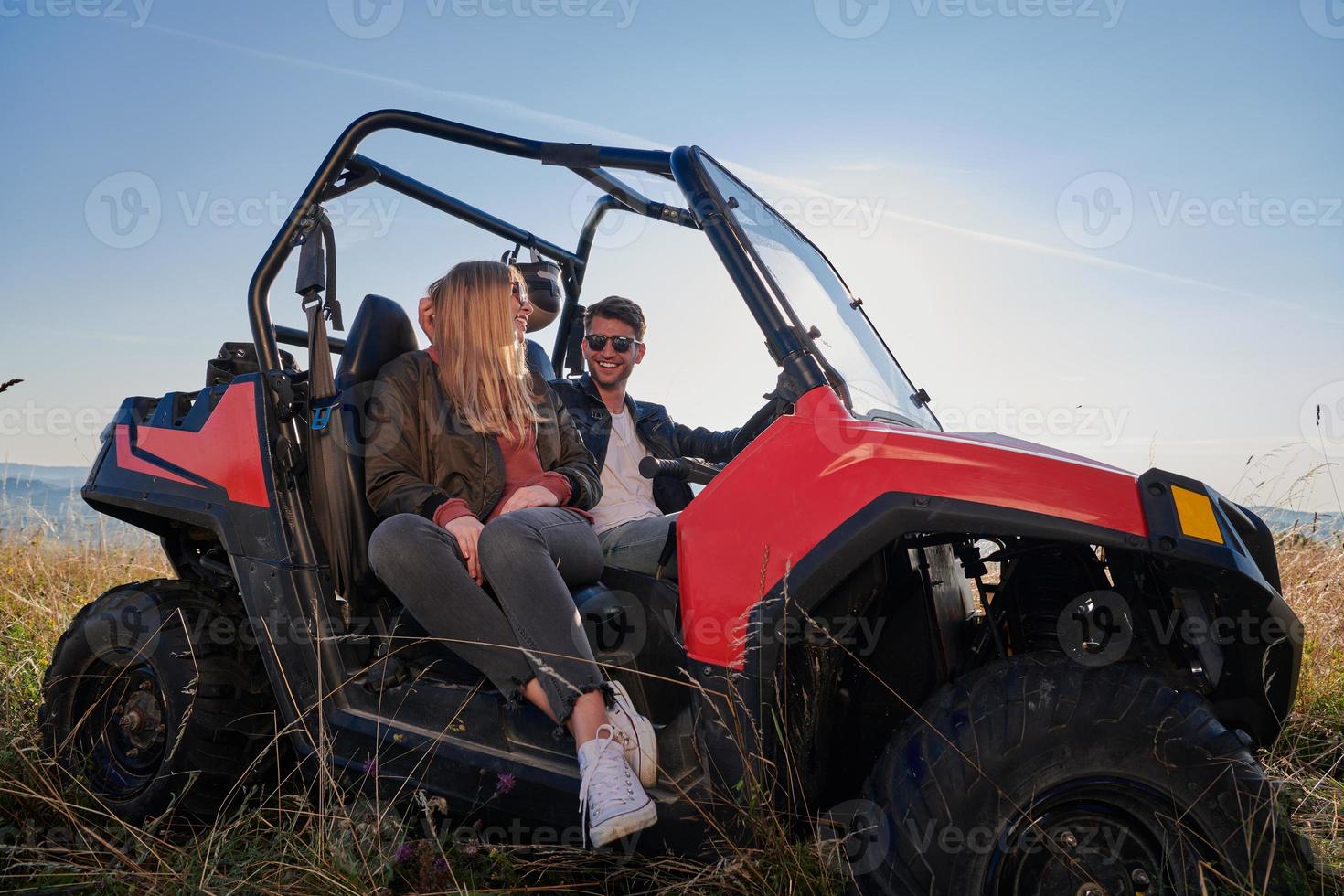 couple profitant d'une belle journée ensoleillée en conduisant un buggy hors route photo