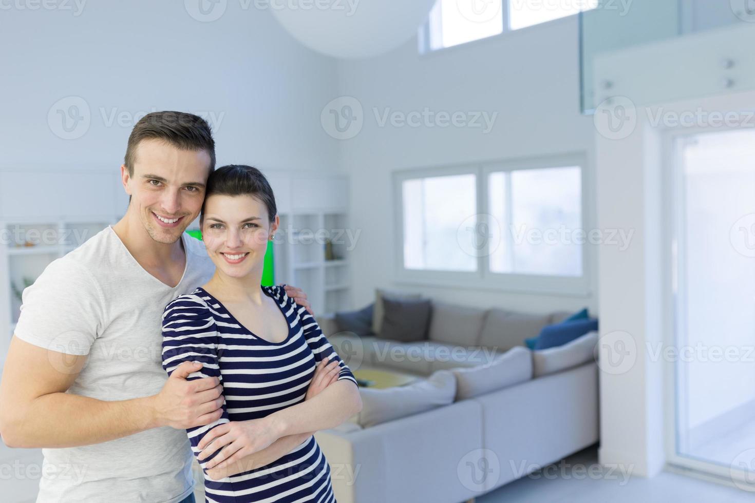 couple s'enlaçant dans leur nouvelle maison photo
