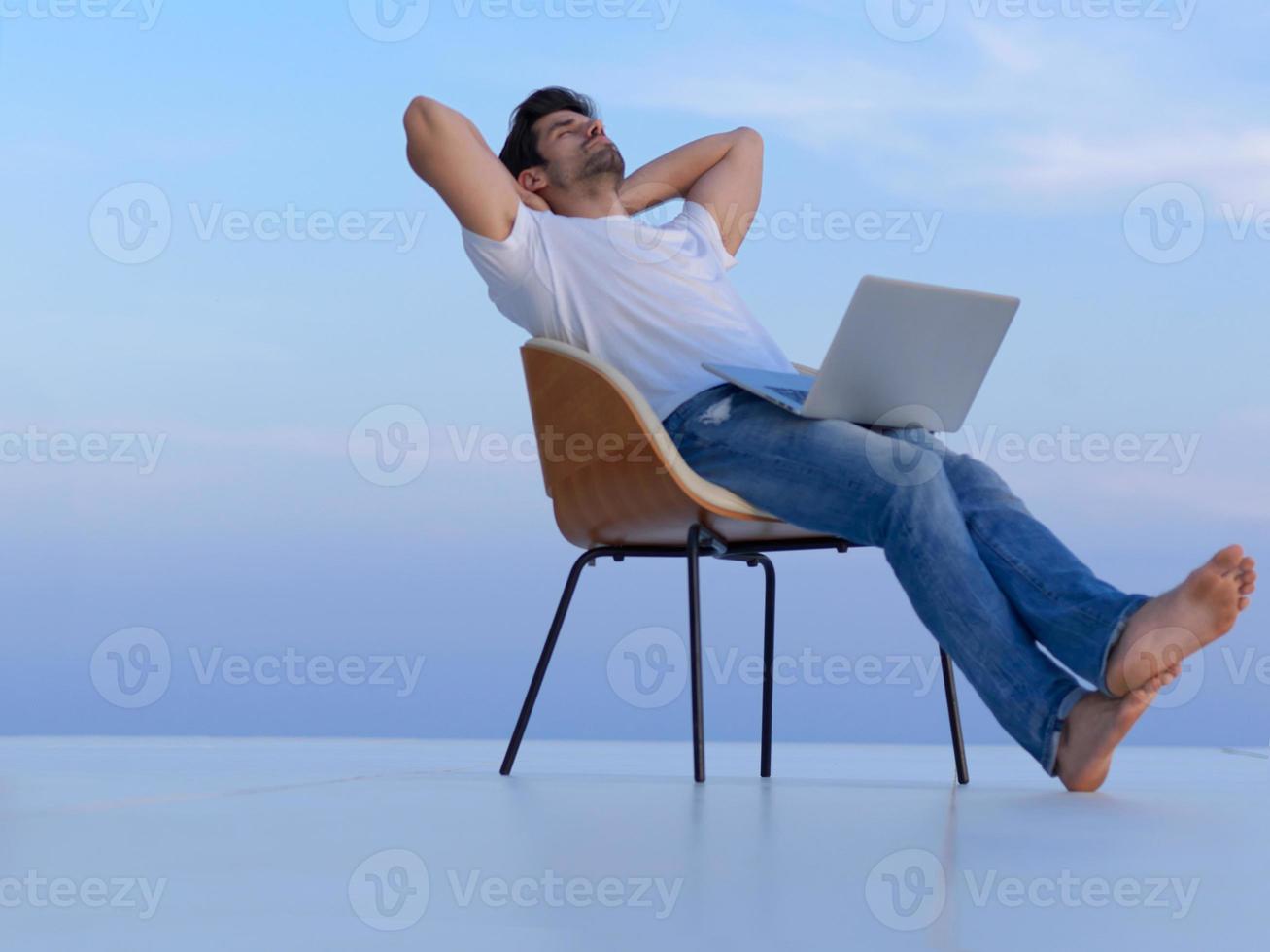 jeune homme détendu à la maison sur le balcon photo