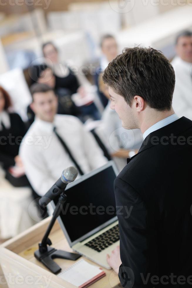 jeune homme d'affaires donnant une présentation sur la conférence photo