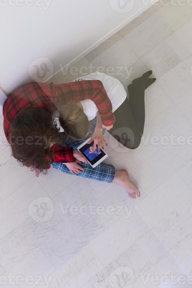 jeune couple utilisant une tablette numérique sur le sol photo