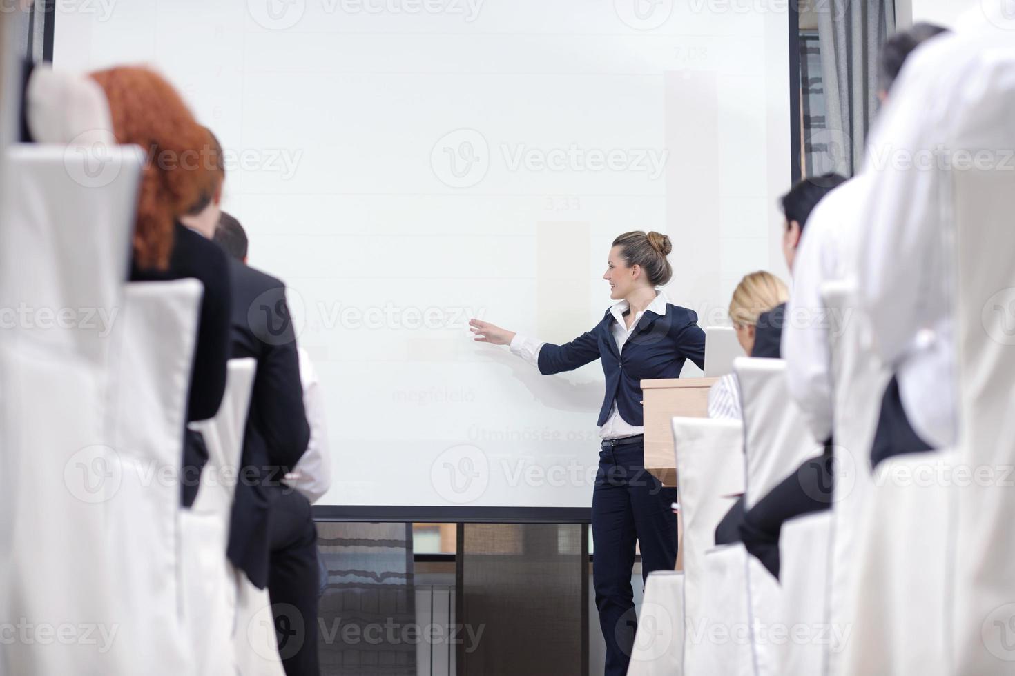 femme d'affaires donnant la présentation photo