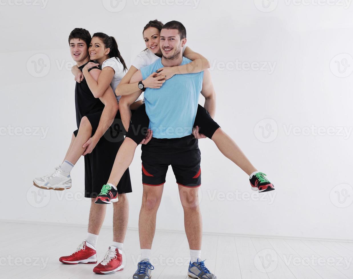 groupe de jeunes dans un club de fitness photo