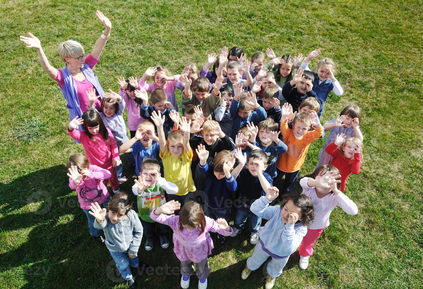 les enfants d'âge préscolaire s'amusent en plein air photo