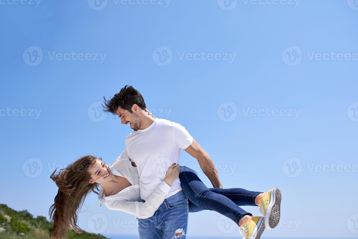 heureux jeune couple romantique s'amuser et se détendre à la maison photo