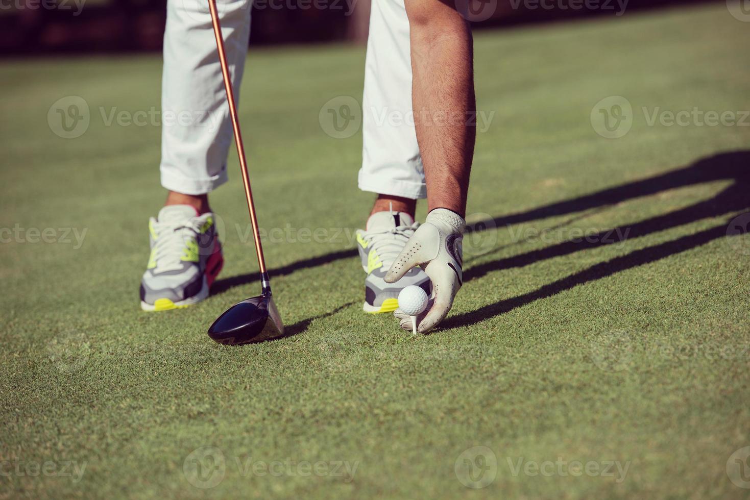 joueur de golf plaçant la balle sur le tee photo