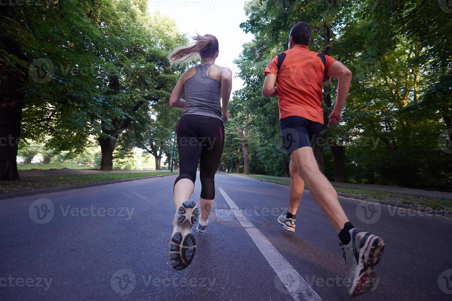 couple faisant du jogging à l'extérieur photo