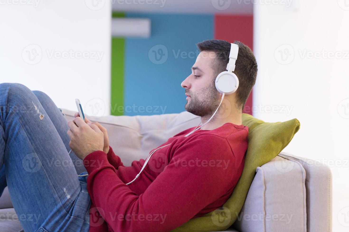 homme écoutant de la musique avec des écouteurs photo