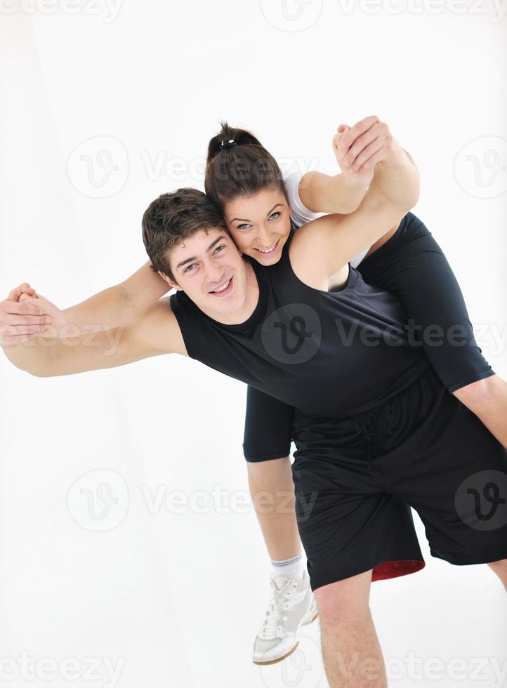 Heureux jeune couple d'entraînement de fitness et de plaisir photo