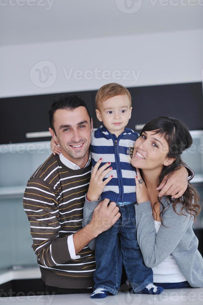 jeune famille heureuse s'amuser à la maison photo