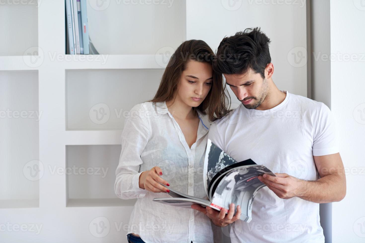 jeune couple détendu à la maison escalier photo