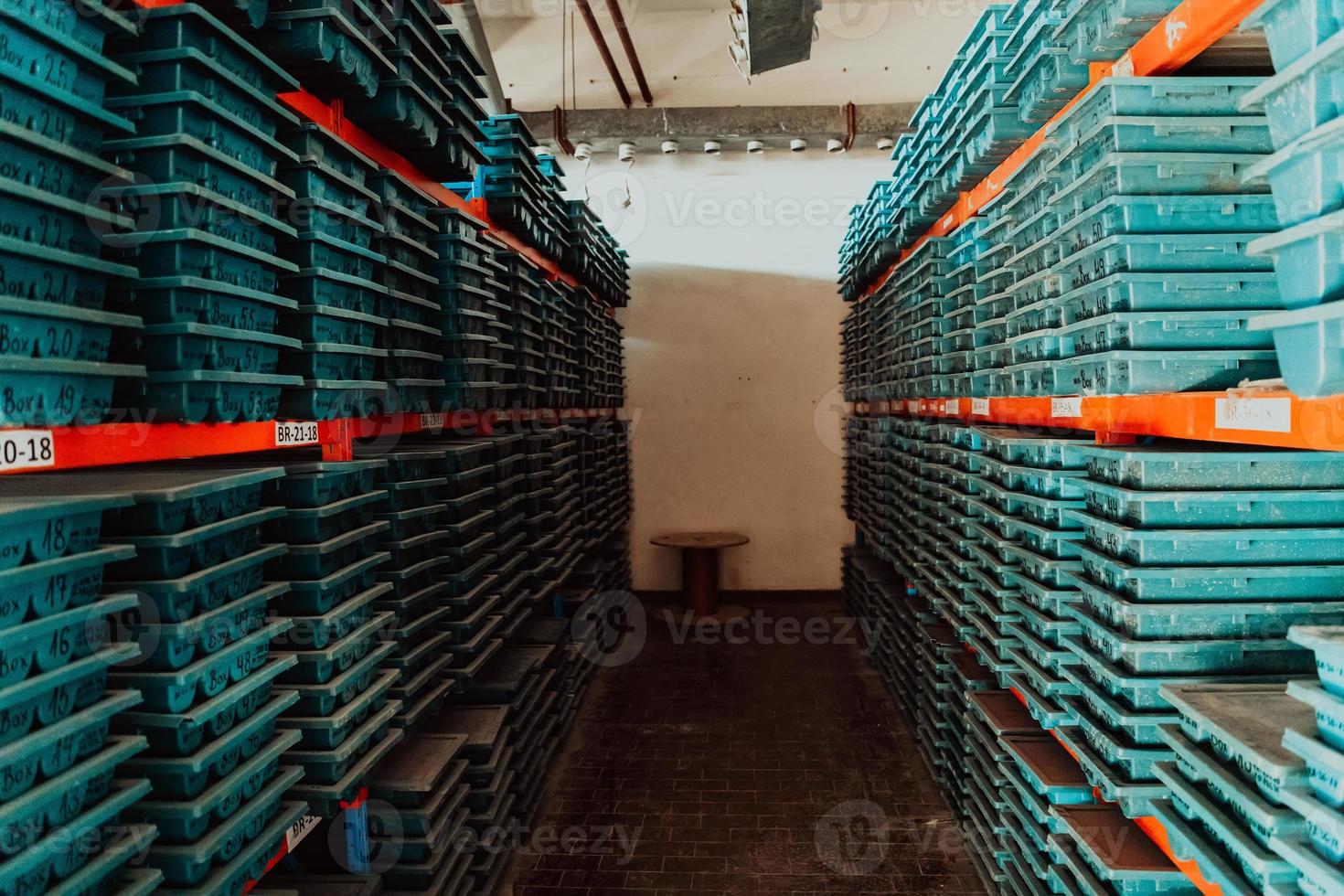 stockage des mines d'or échantillons de carottes de roche géologie forage industy. grand entrepôt de minerai dans l'industrie moderne, minerais empilés dans des boîtes. mise au point sélective photo