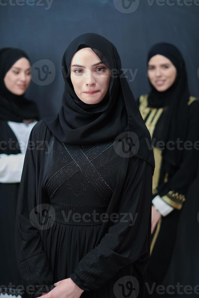 portrait de femmes arabes portant des vêtements traditionnels ou abaya photo