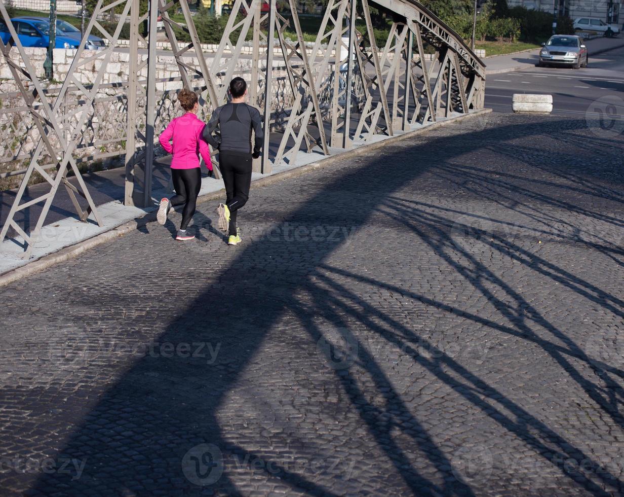 jeune couple faisant du jogging photo