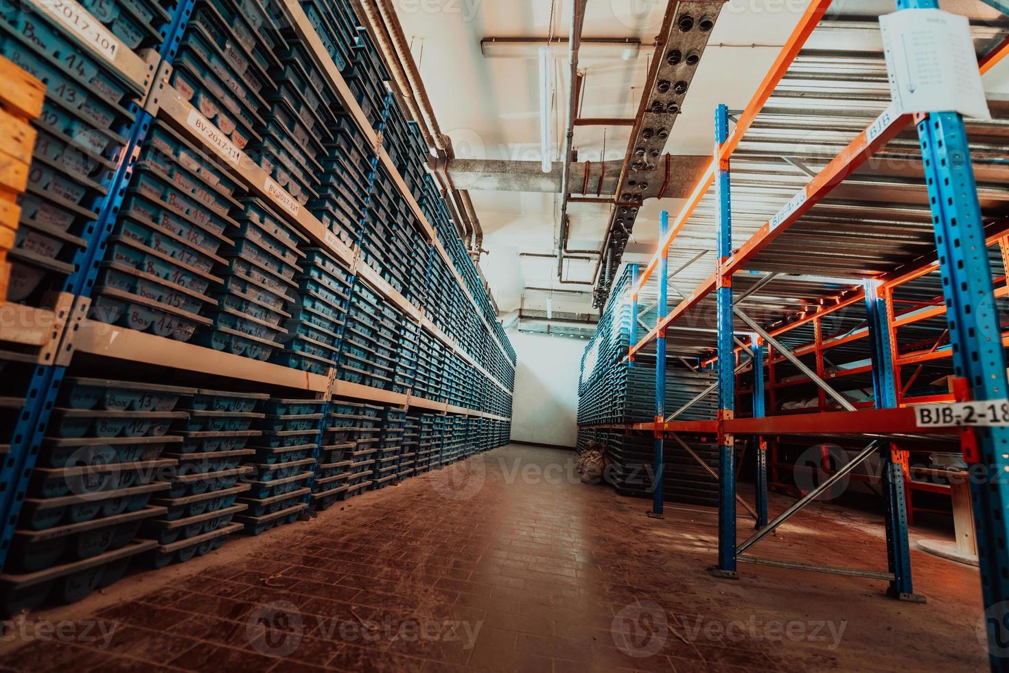 stockage des mines d'or échantillons de carottes de roche géologie forage industy. grand entrepôt de minerai dans l'industrie moderne, minerais empilés dans des boîtes. mise au point sélective photo