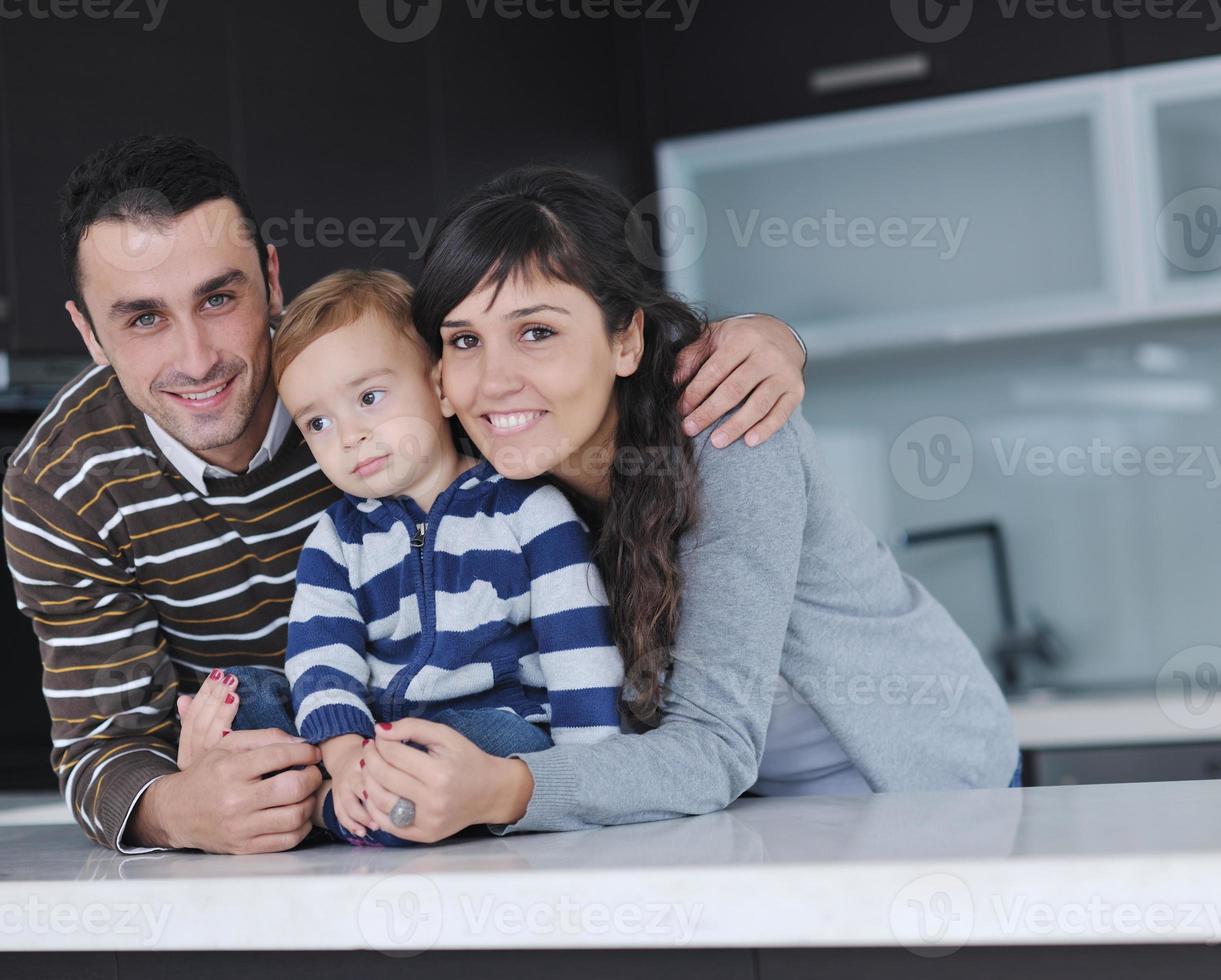 jeune famille heureuse s'amuser à la maison photo