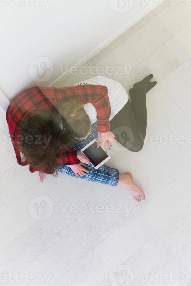 jeune couple utilisant une tablette numérique sur le sol photo