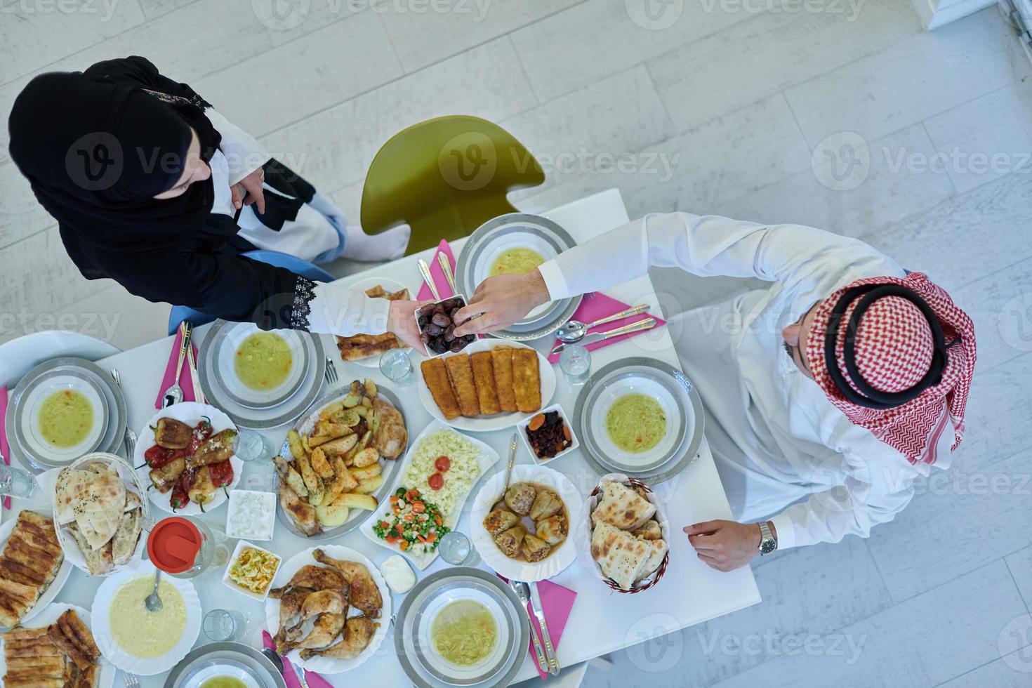 couple musulman partageant des dates pour commencer l'iftar vue de dessus photo