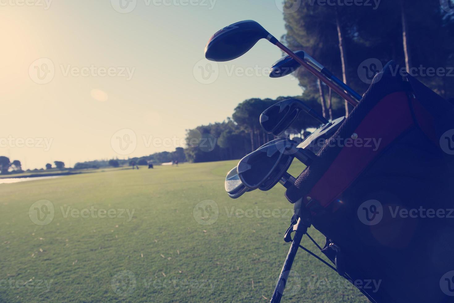 sac de golf en gros plan sur le parcours photo