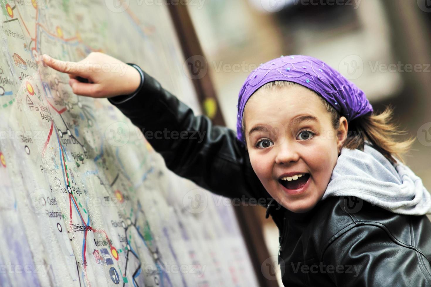 fille avec panneau de plan de ville photo