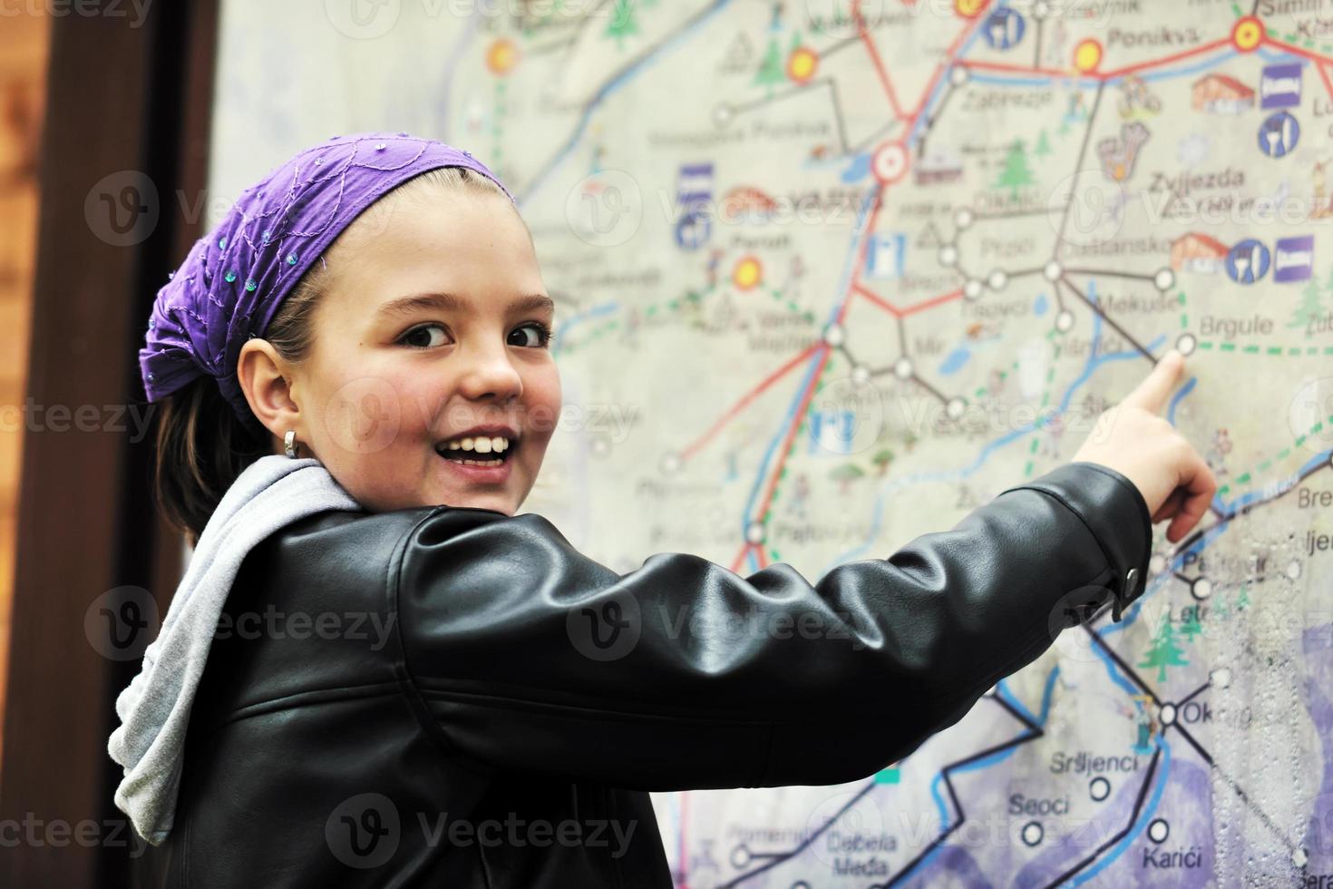 fille avec panneau de plan de ville photo