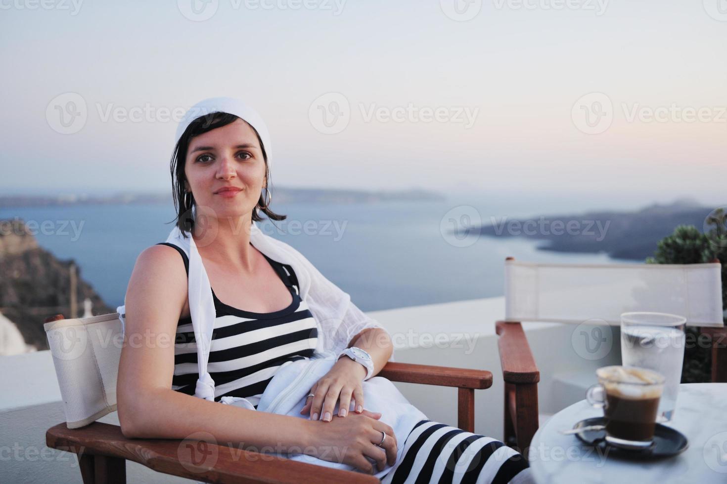 femme grecque dans les rues d'oia, santorin, grèce photo