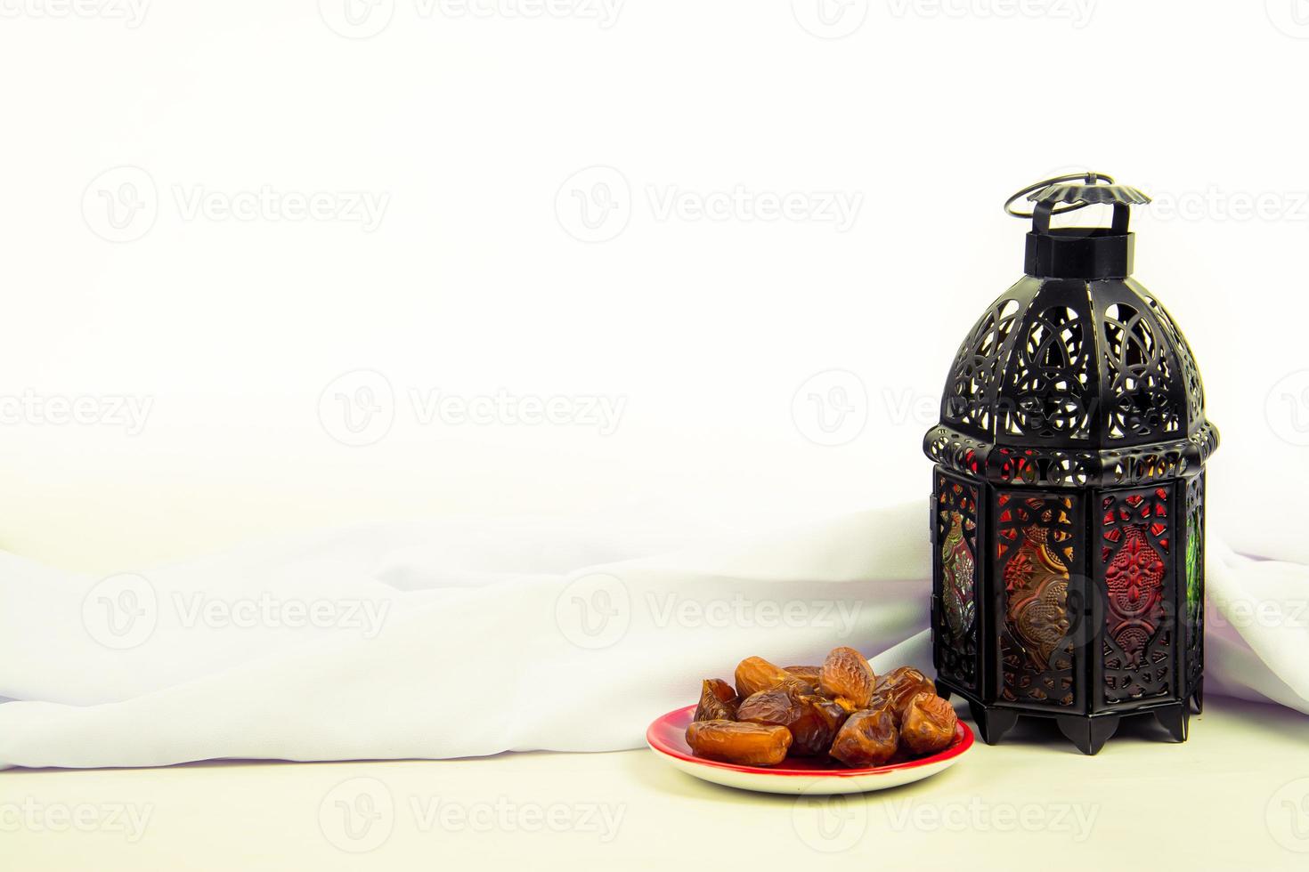 lanterne éclairée style arabe ou marocain lanterne à bougie vintage pour la communauté musulmane mois sacré ramadan kareem photo