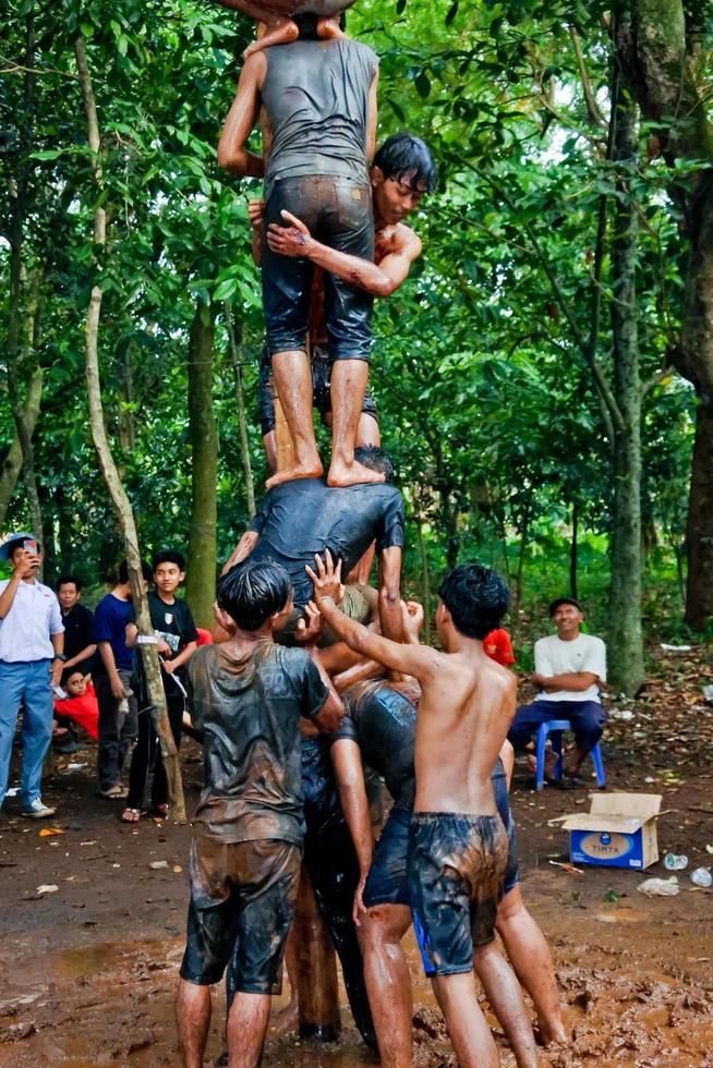 pamulang, 17 août 2022. divers concours pour commémorer la fête de l'indépendance de l'indonésie ont été organisés de manière simple mais toujours vivante. photo