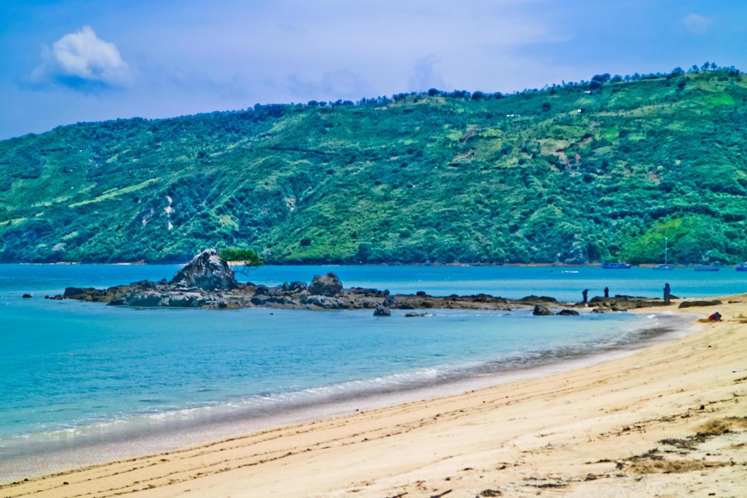 la beauté de la plage tropicale de mandalika, lombok, west nusa tenggara, indonésie photo