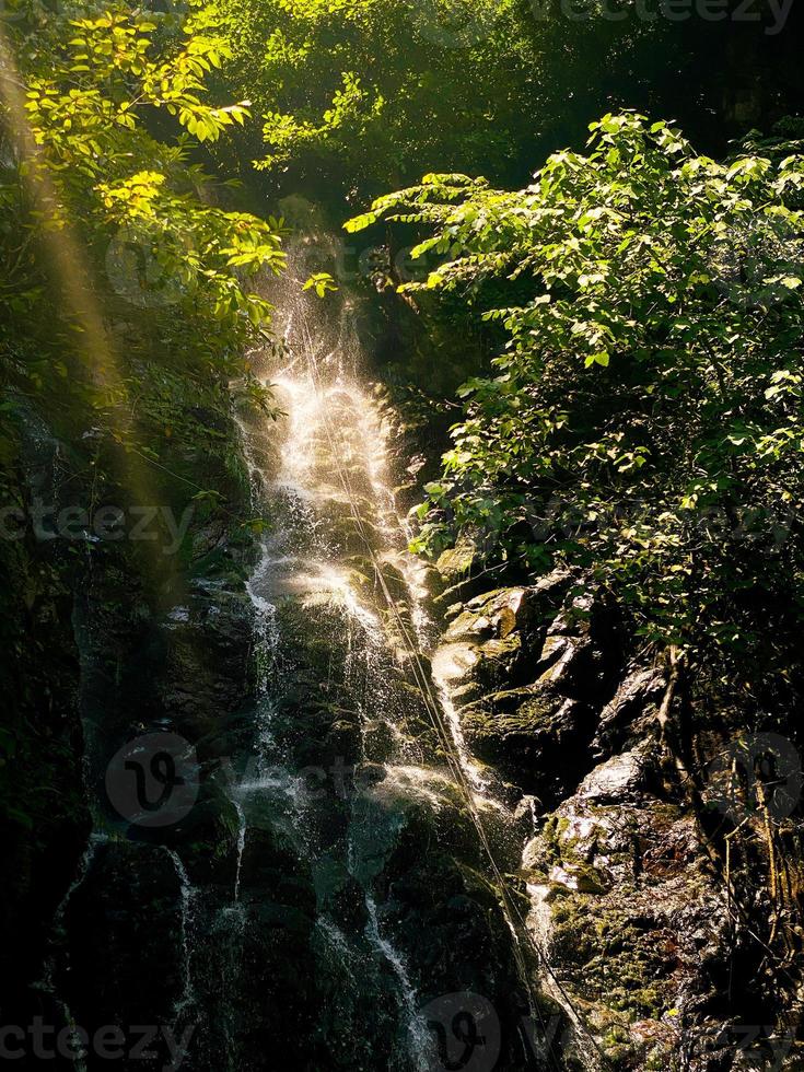 célèbre destination de voyage cascade de mirveti en adjara, géorgie photo