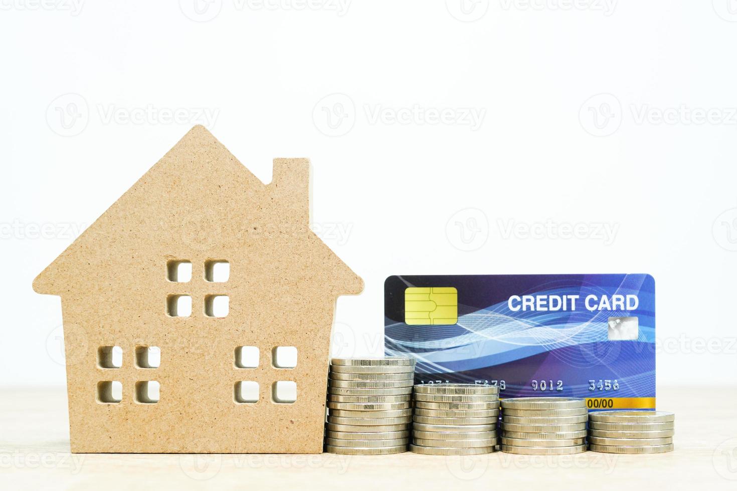 modèle de maison et carte de crédit sur table photo