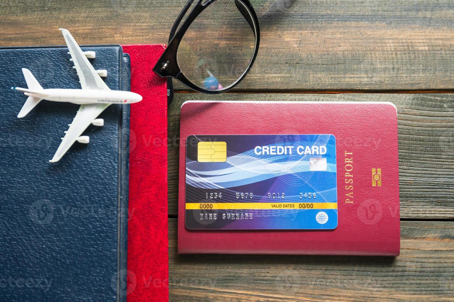 carte de crédit mise sur le passeport sur un bureau en bois photo
